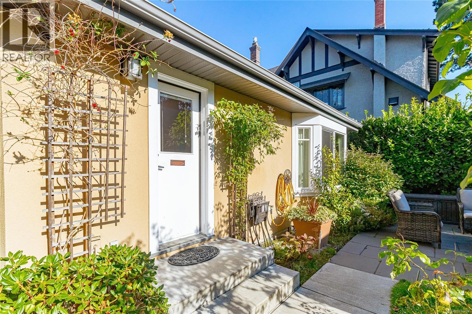 1082 Newport Ave, Oak Bay