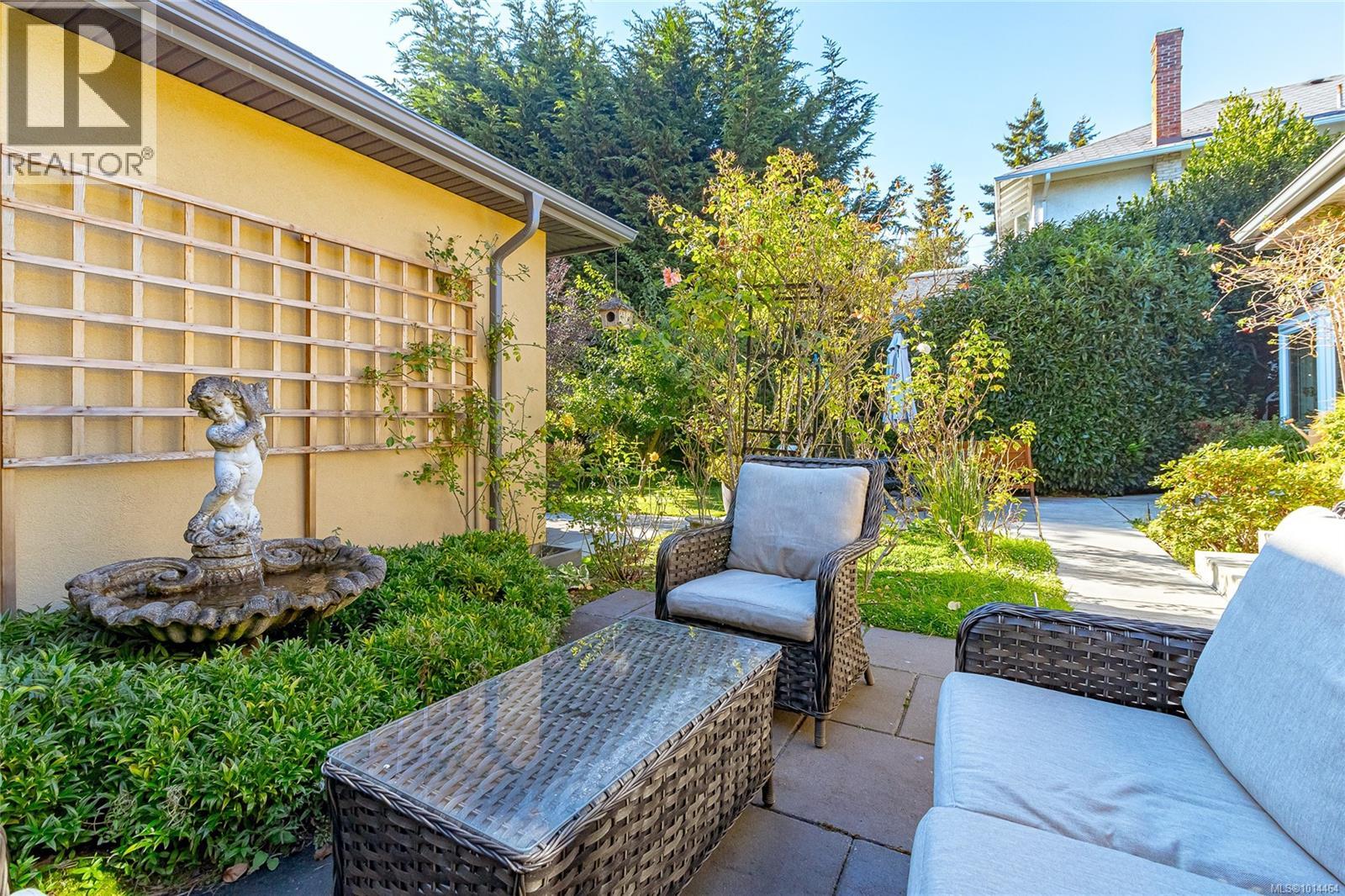 1082 Newport Ave, Oak Bay