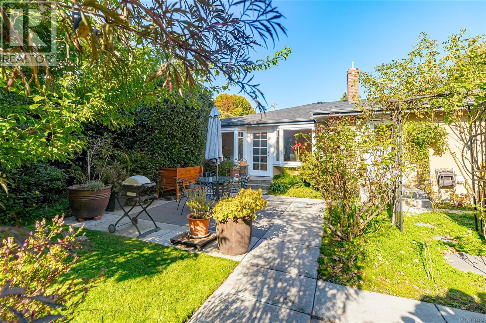 1082 Newport Ave, Oak Bay