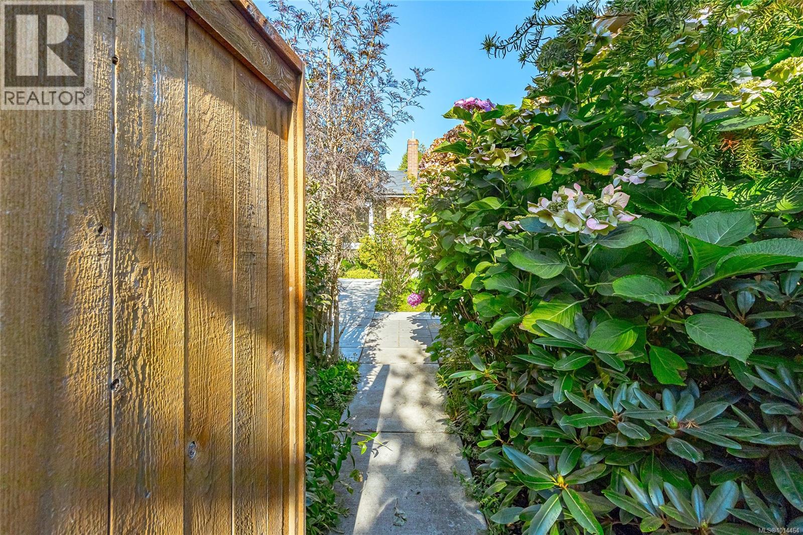 1082 Newport Ave, Oak Bay