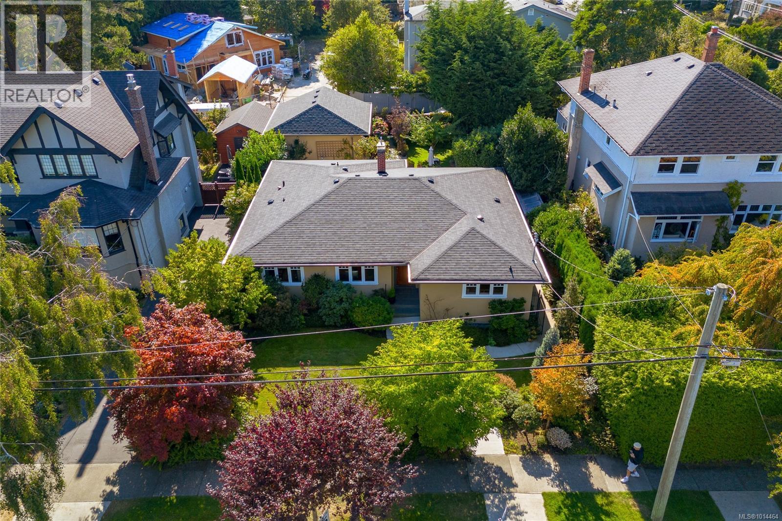 1082 Newport Ave, Oak Bay