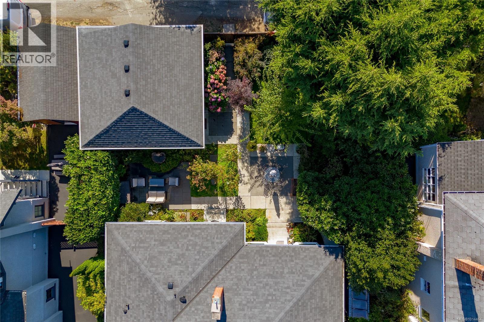 1082 Newport Ave, Oak Bay