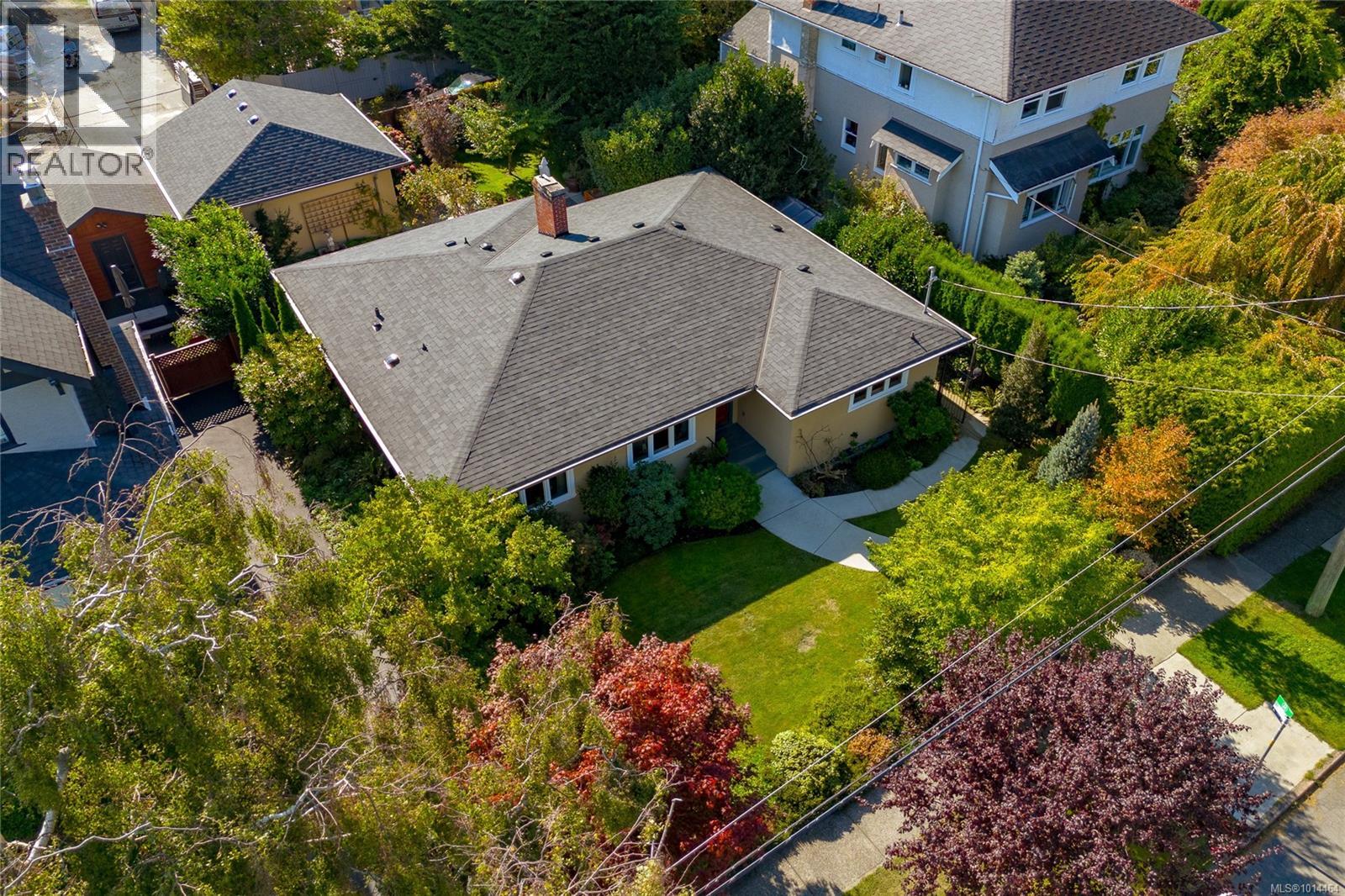1082 Newport Ave, Oak Bay