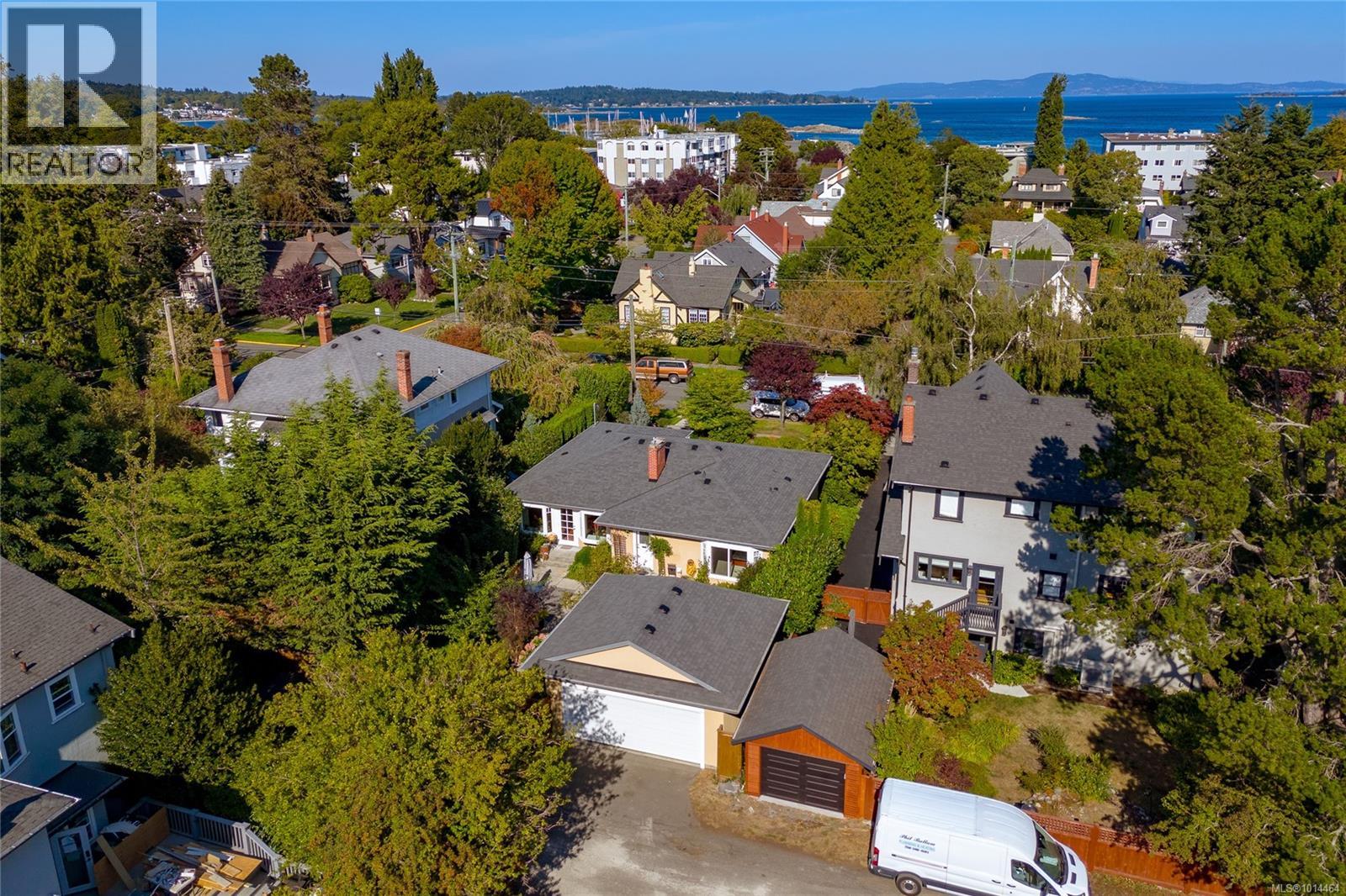 1082 Newport Ave, Oak Bay