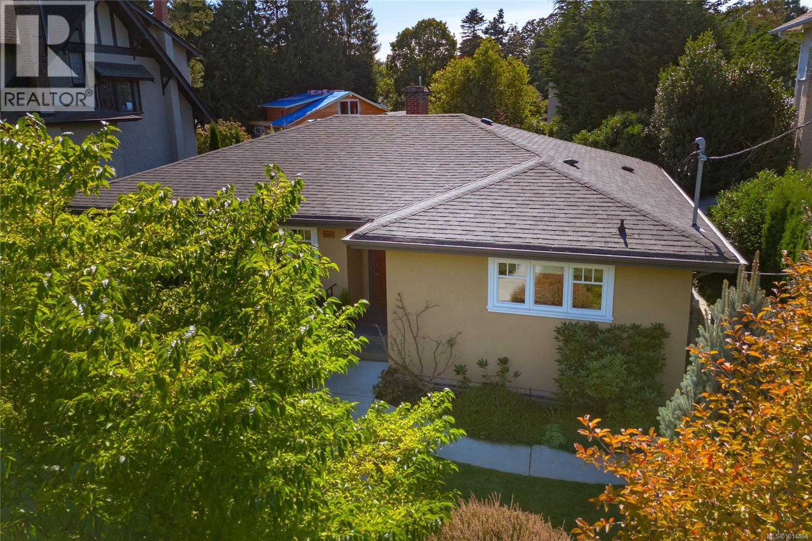 1082 Newport Ave, Oak Bay