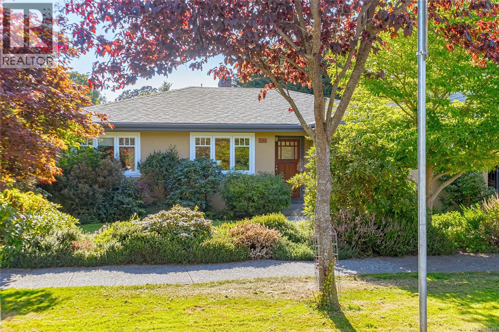 1082 Newport Ave, Oak Bay