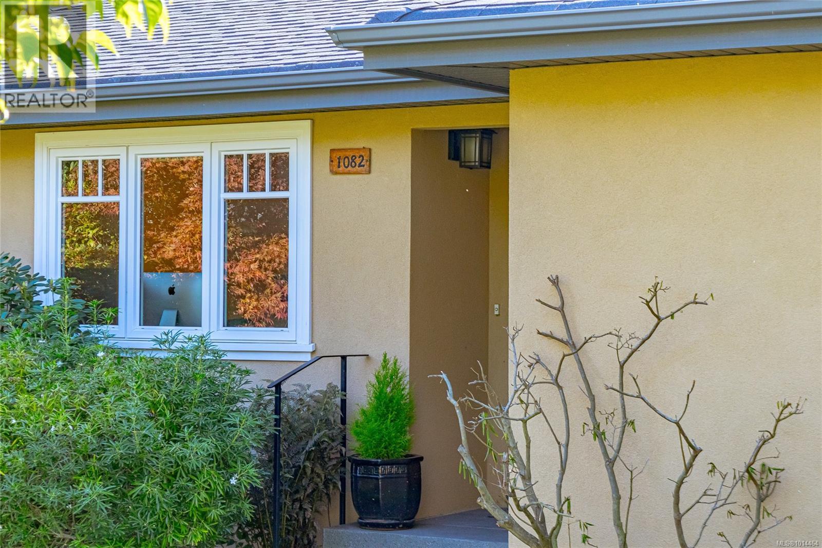 1082 Newport Ave, Oak Bay