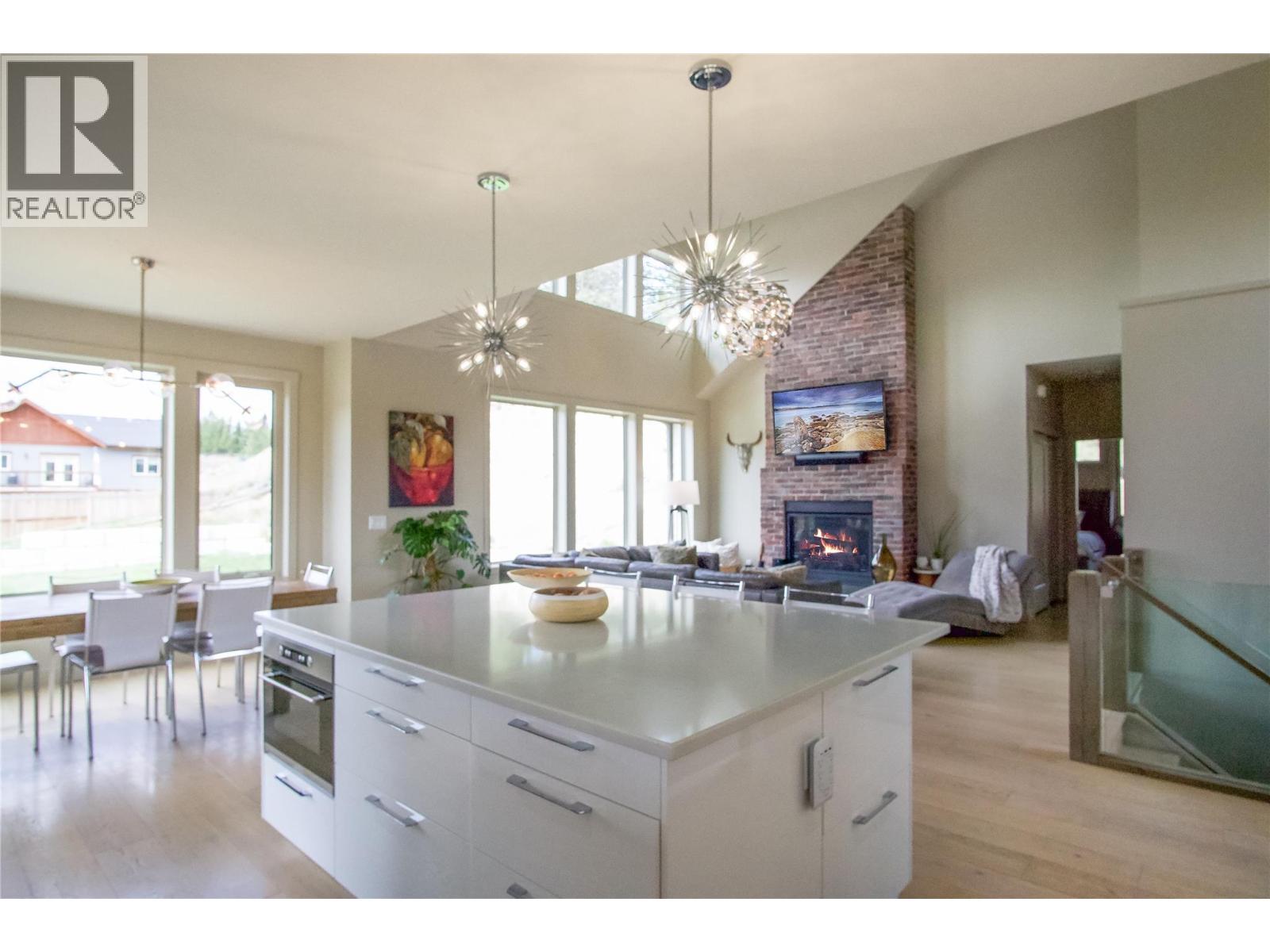 1037 Swansea Road, Invermere