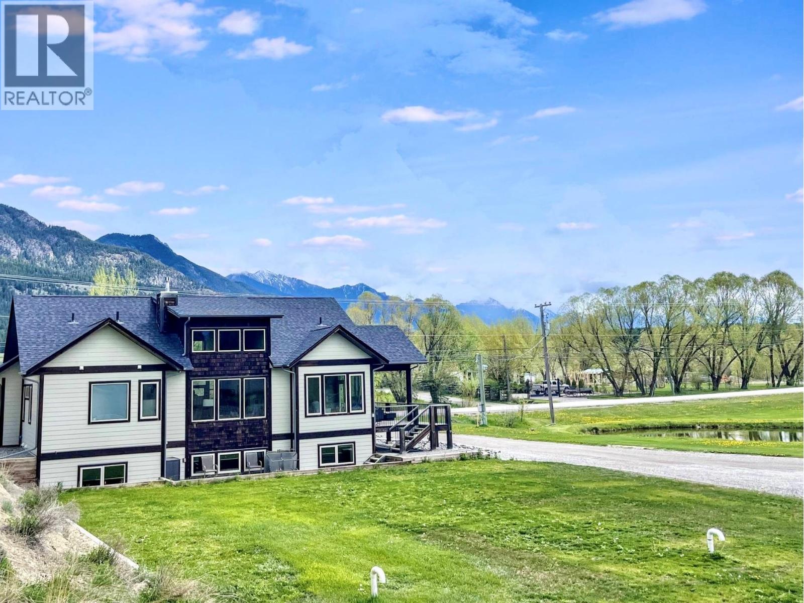 1037 Swansea Road, Invermere