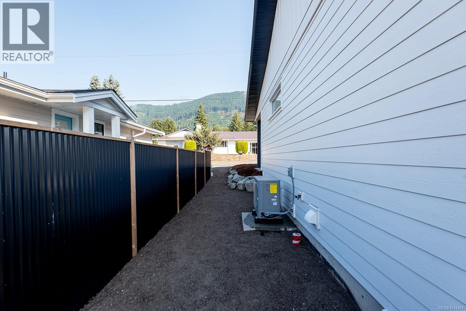 212 Oak Lane, Lake Cowichan