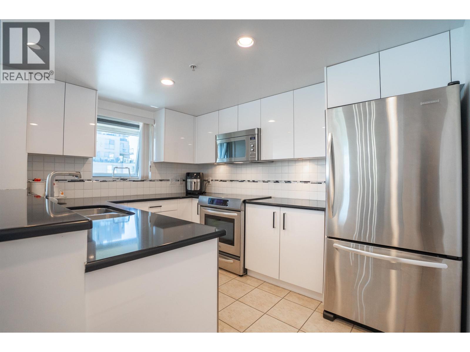 1403 235 GUILDFORD WAY, Port Moody