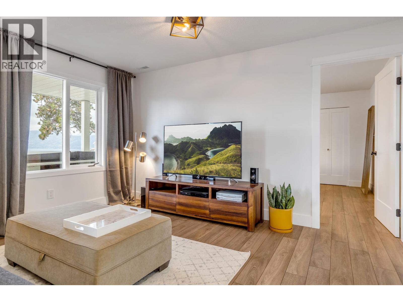4215 6th Avenue, Peachland