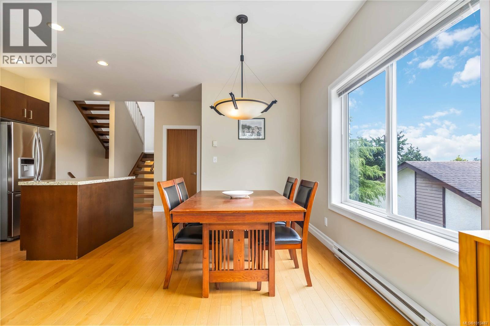 4 1827 Fairfield Rd, Victoria