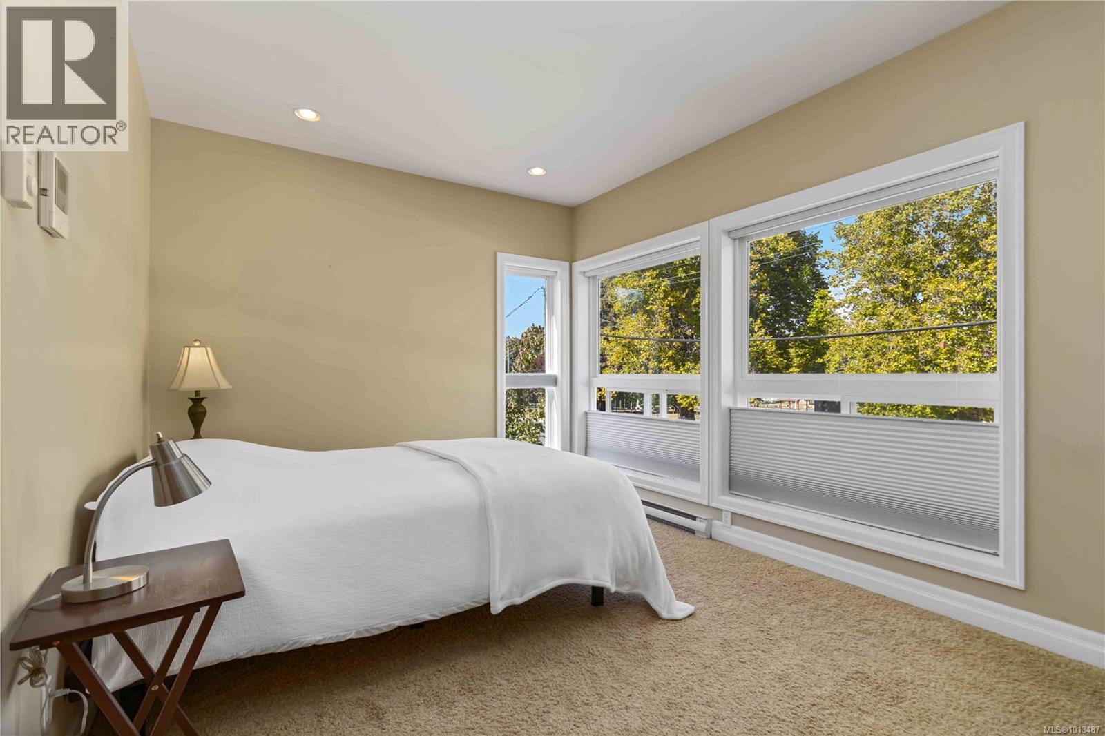 4 1827 Fairfield Rd, Victoria