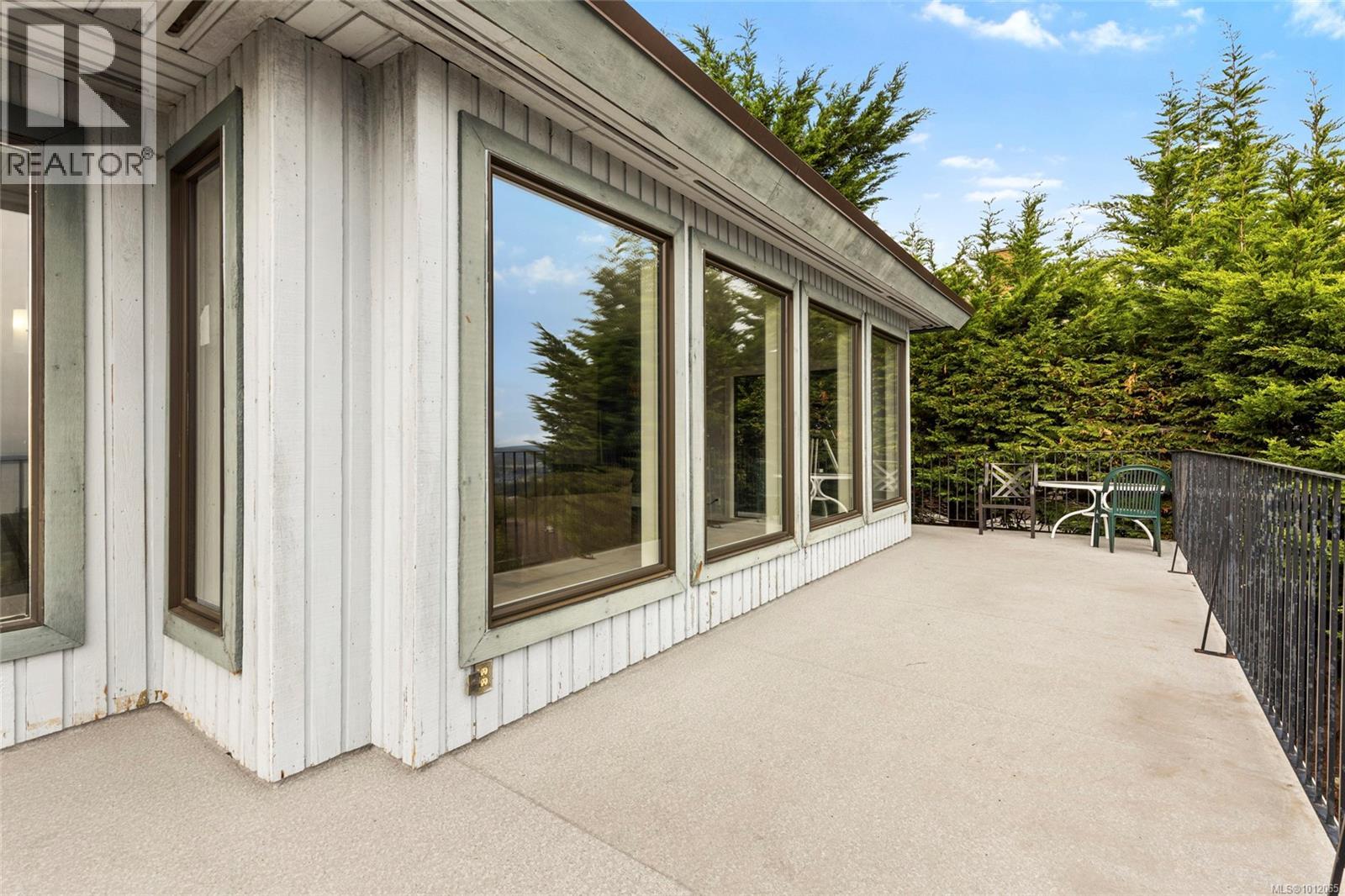 8870 Forest Park Dr, North Saanich