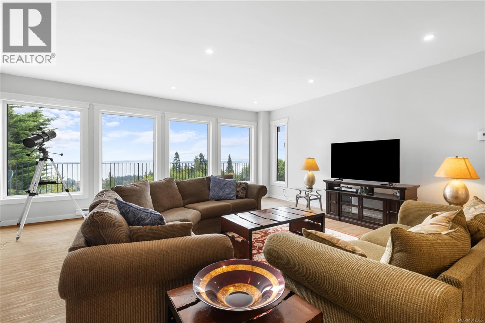 8870 Forest Park Dr, North Saanich
