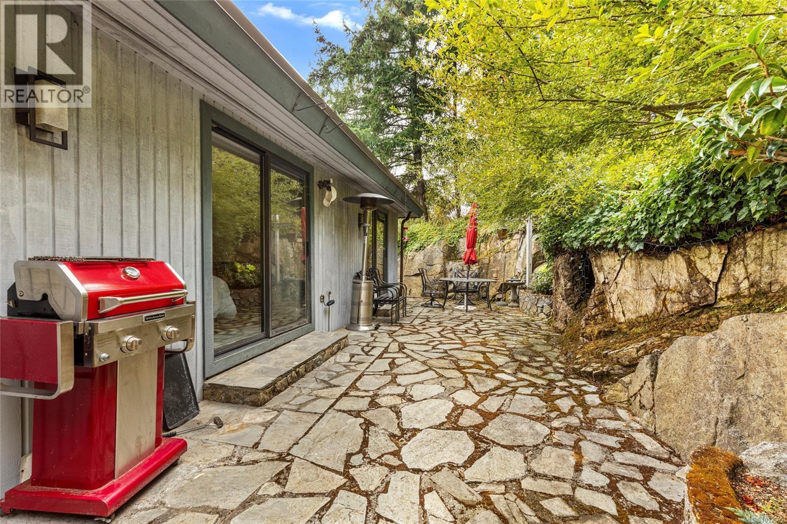 8870 Forest Park Dr, North Saanich