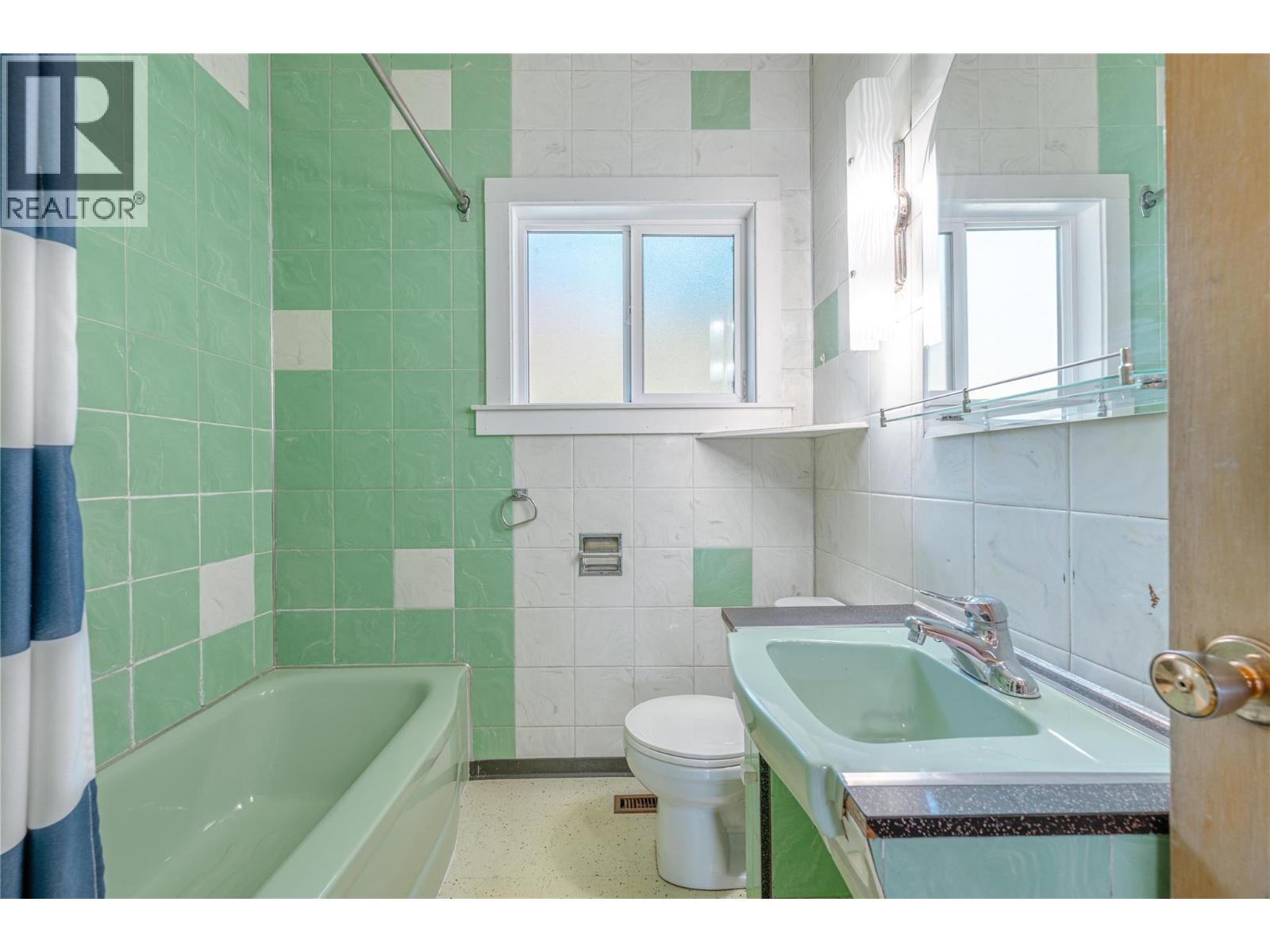 1003 Victoria Road, Revelstoke