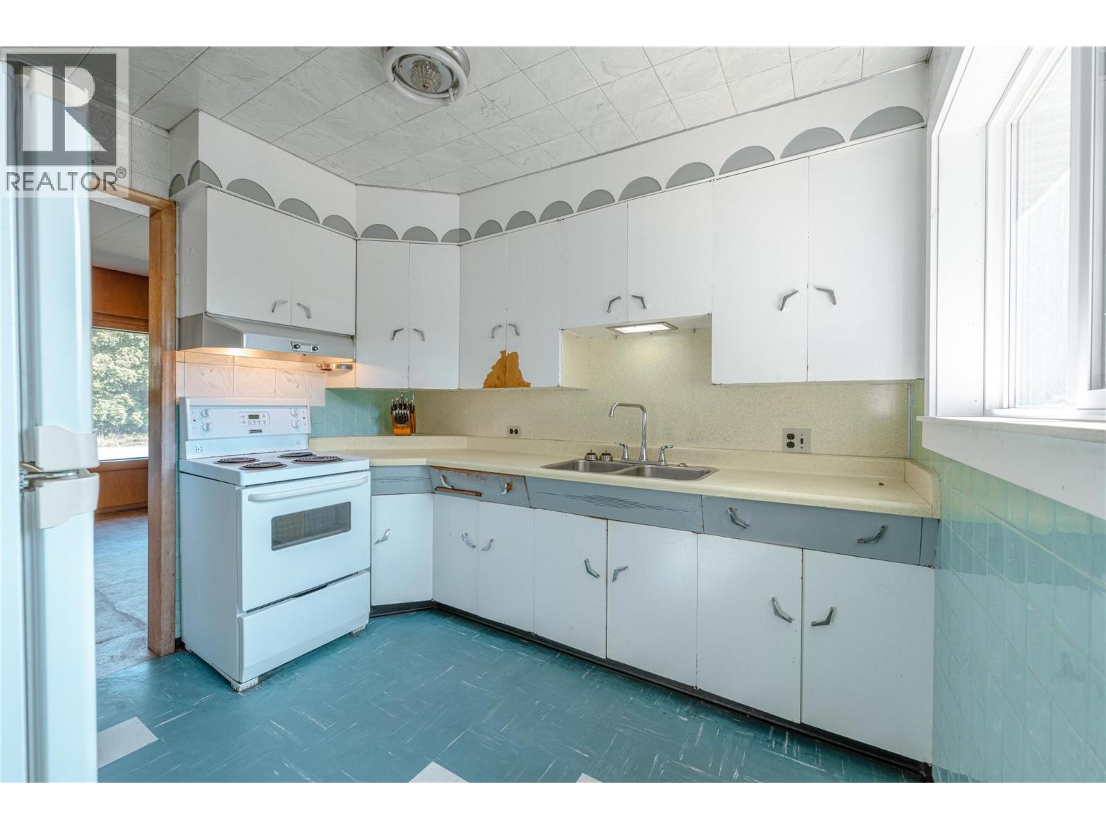 1003 Victoria Road, Revelstoke