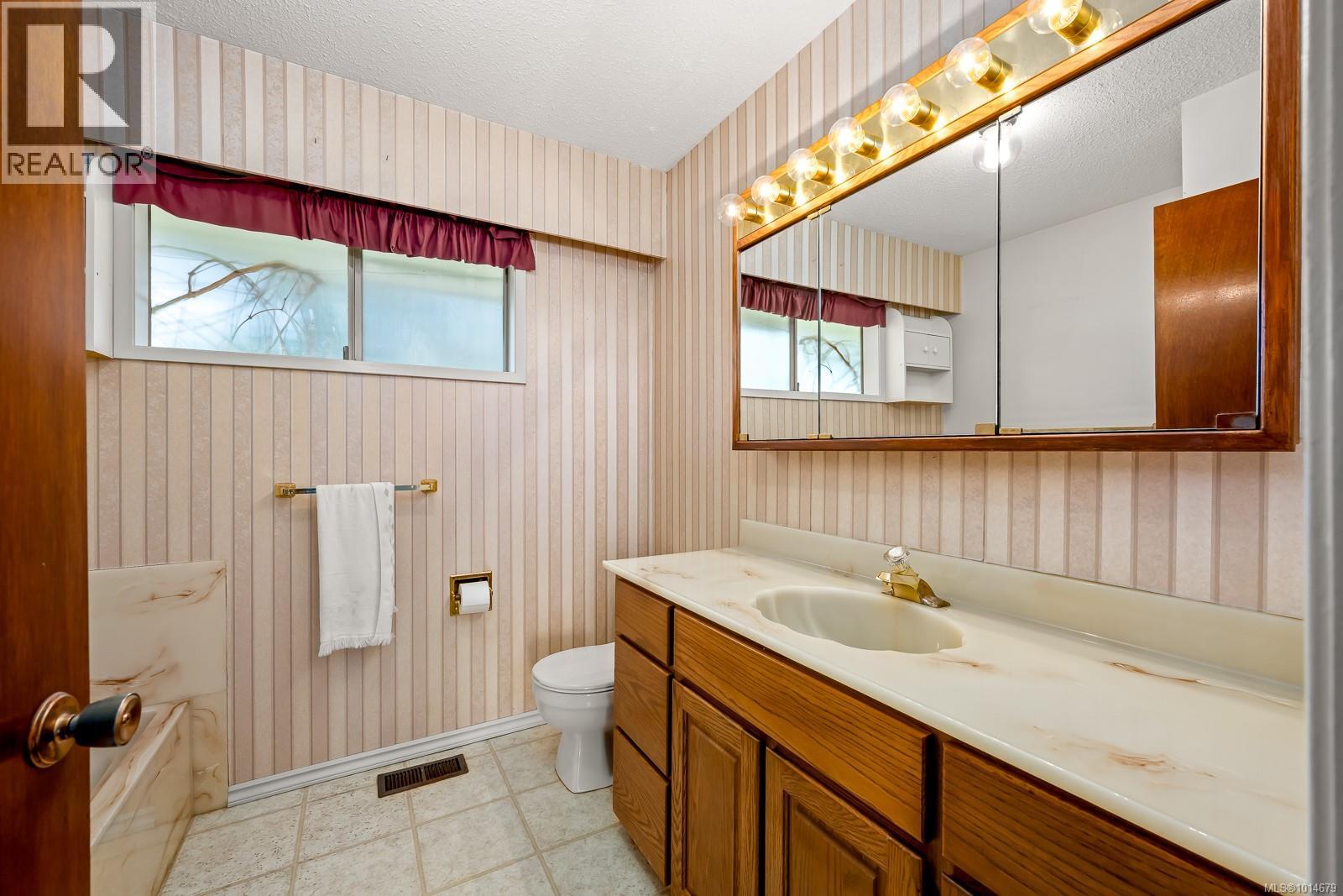 2332 Seabank Rd, Courtenay