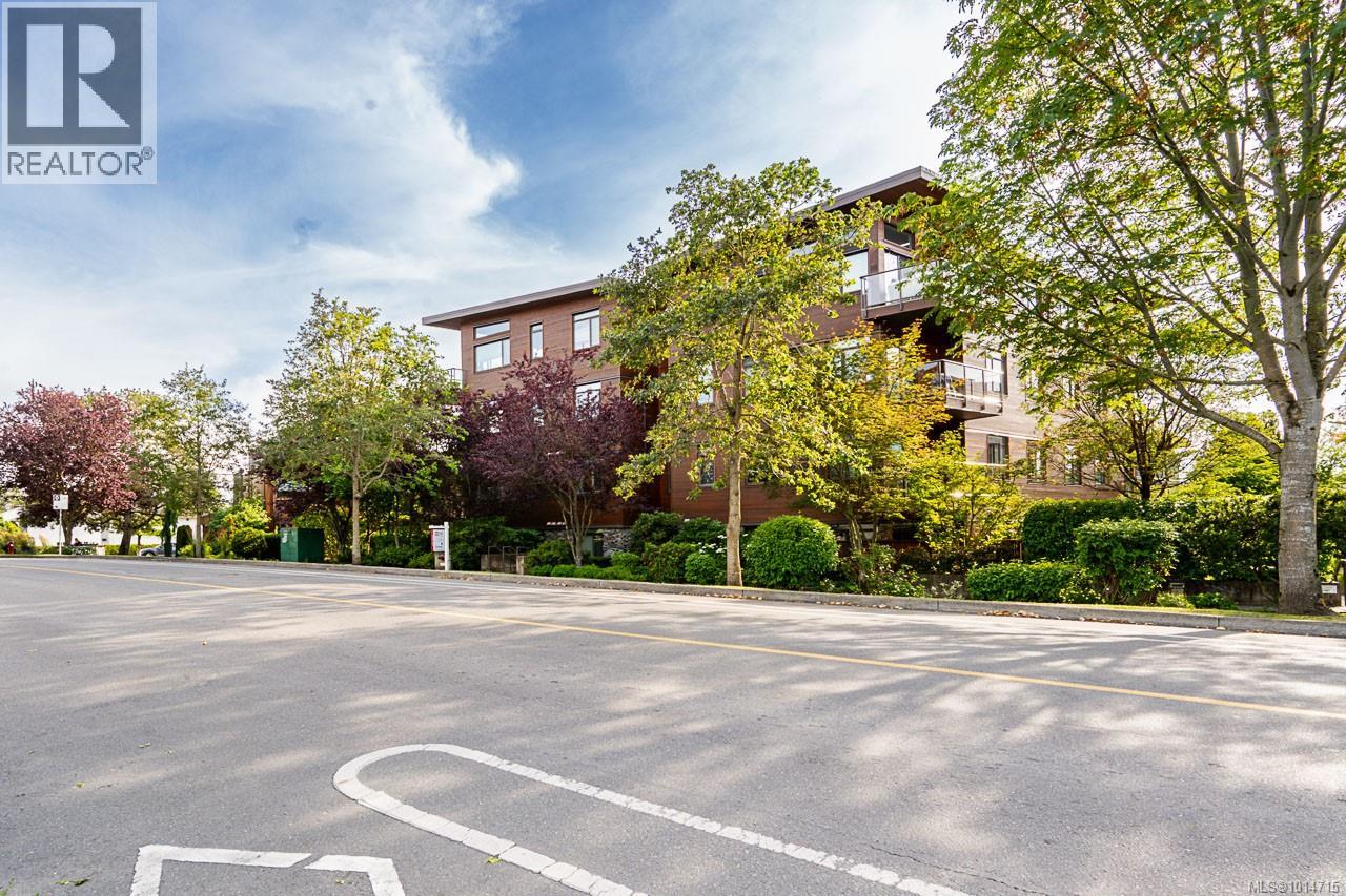 201 3610 Richmond Rd, Saanich