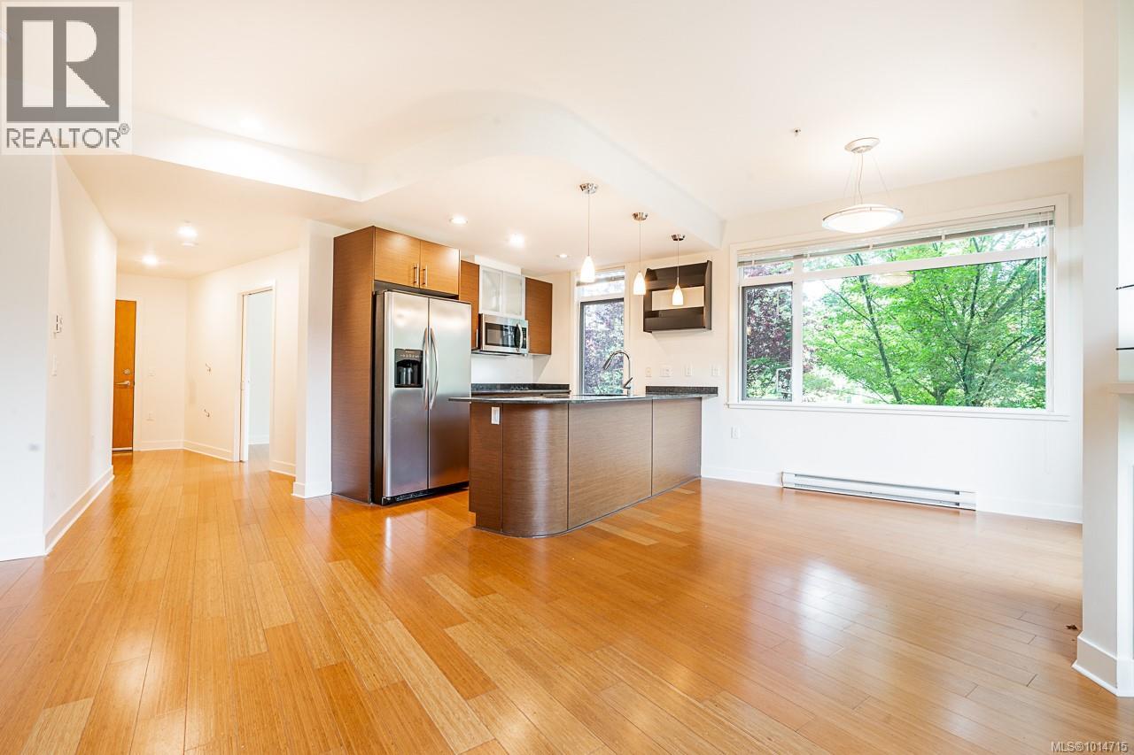 201 3610 Richmond Rd, Saanich