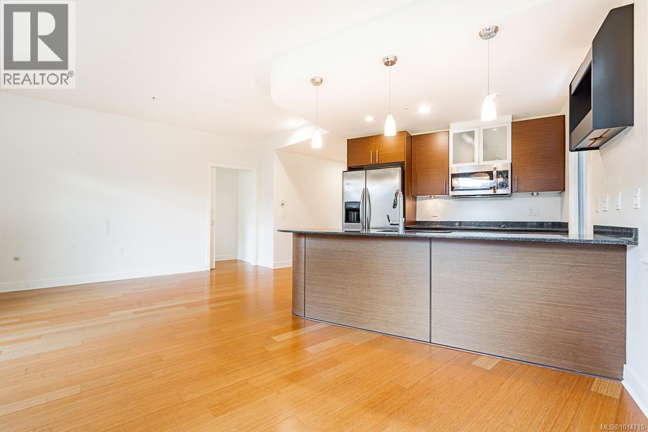 201 3610 Richmond Rd, Saanich