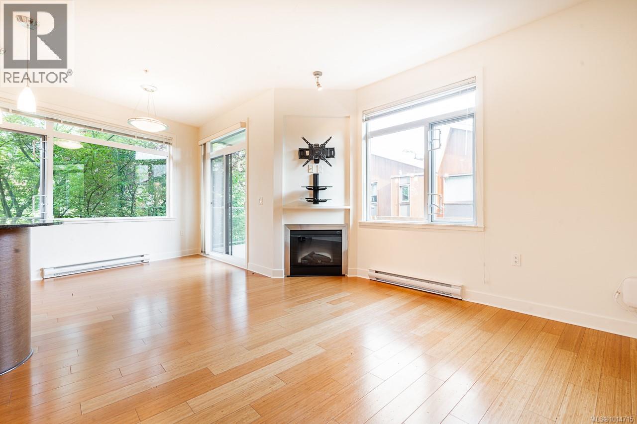 201 3610 Richmond Rd, Saanich