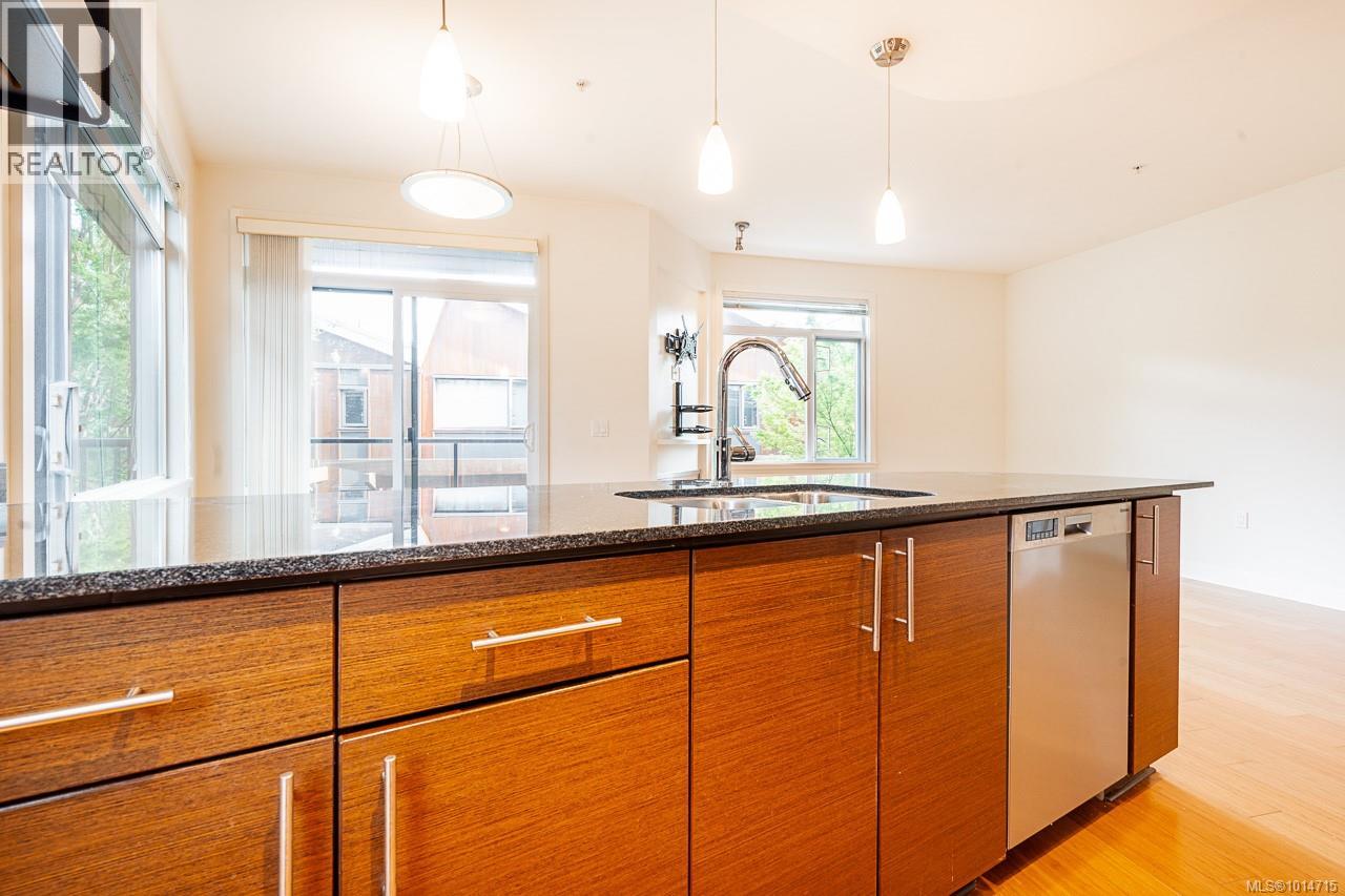 201 3610 Richmond Rd, Saanich