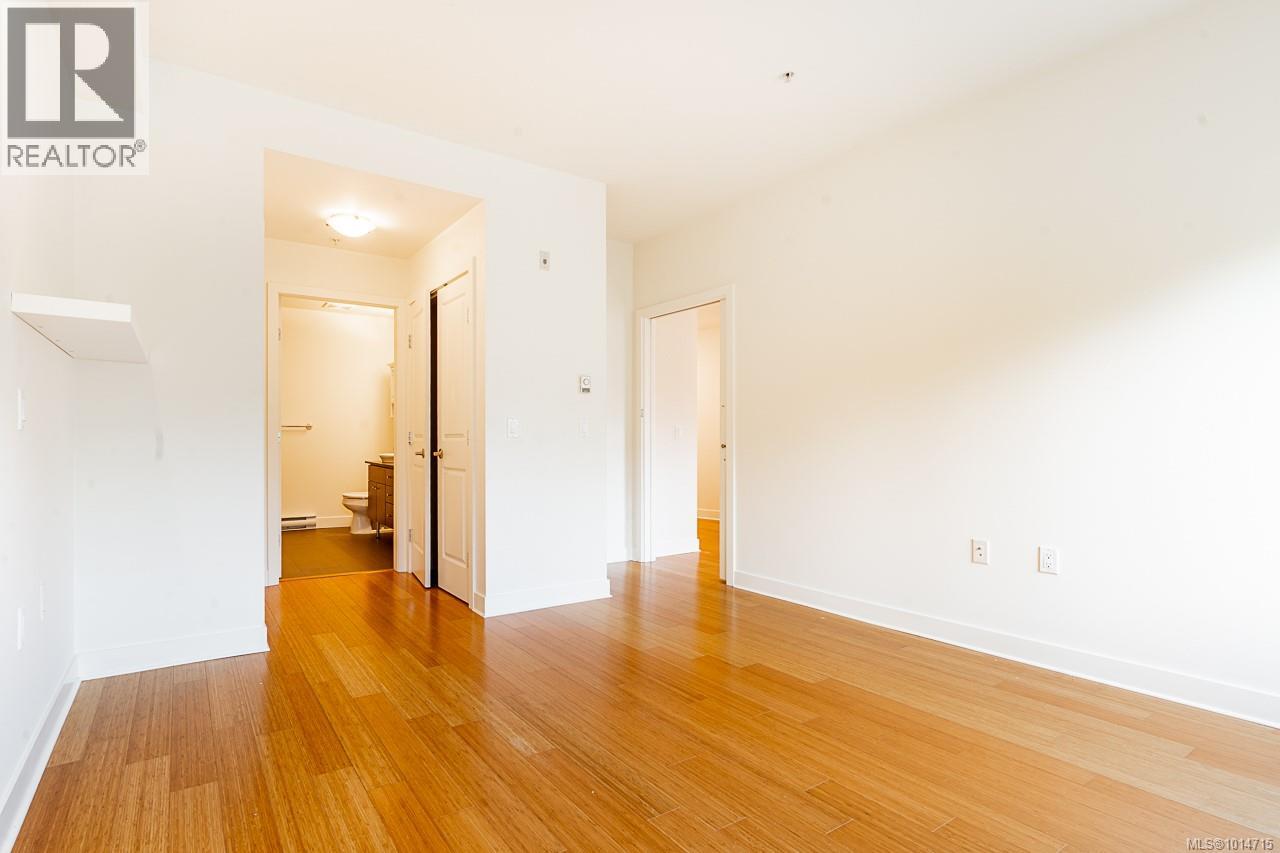 201 3610 Richmond Rd, Saanich