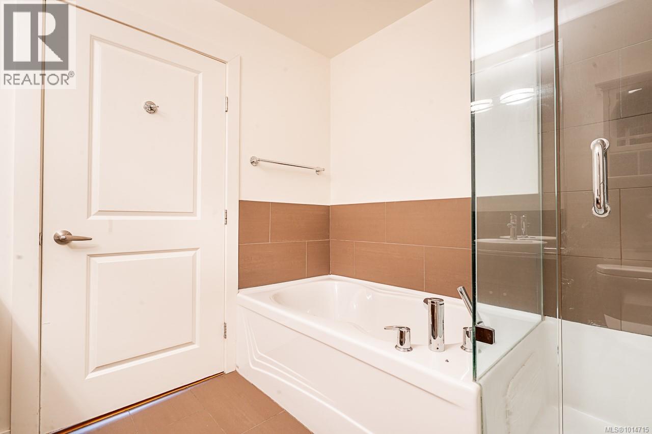 201 3610 Richmond Rd, Saanich