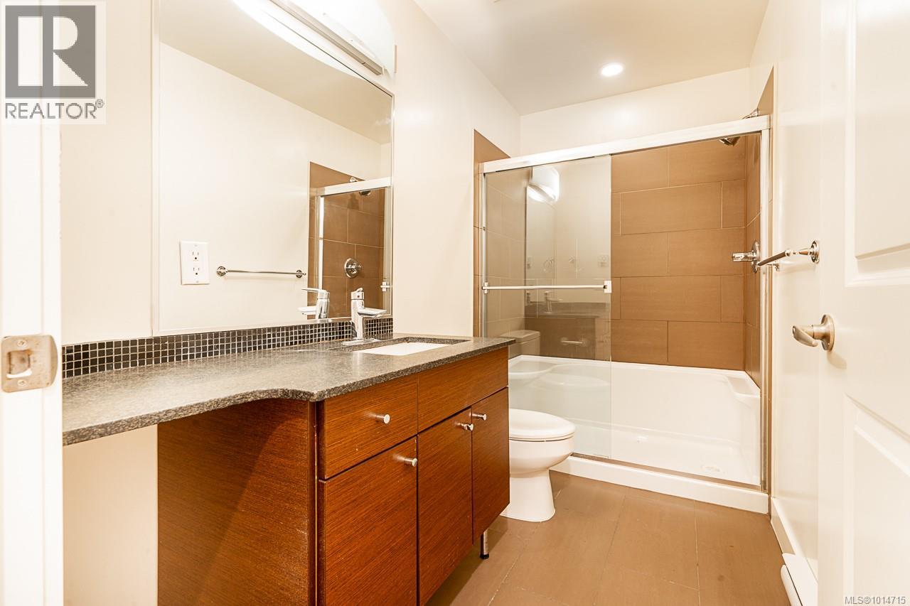 201 3610 Richmond Rd, Saanich