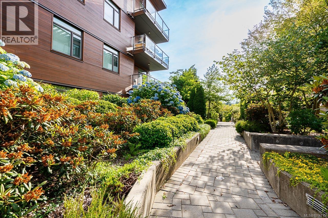 201 3610 Richmond Rd, Saanich