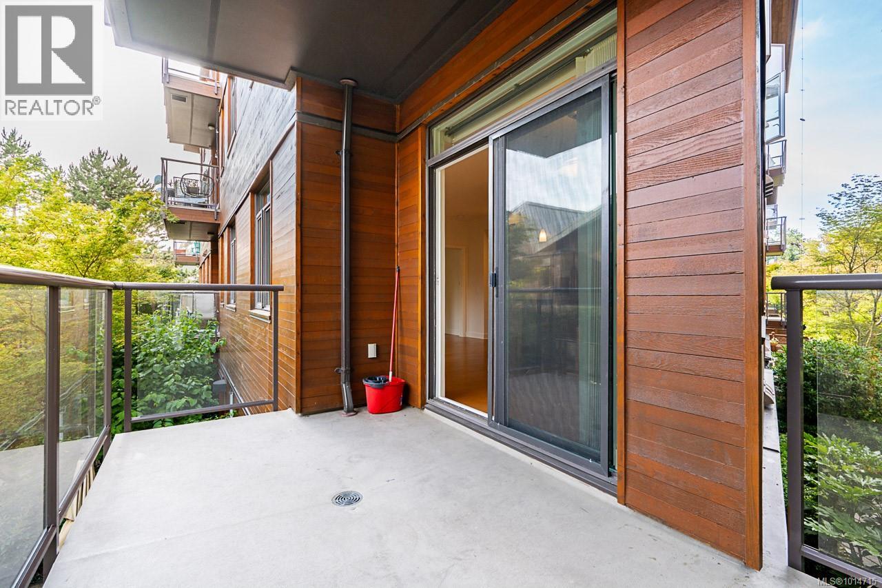 201 3610 Richmond Rd, Saanich