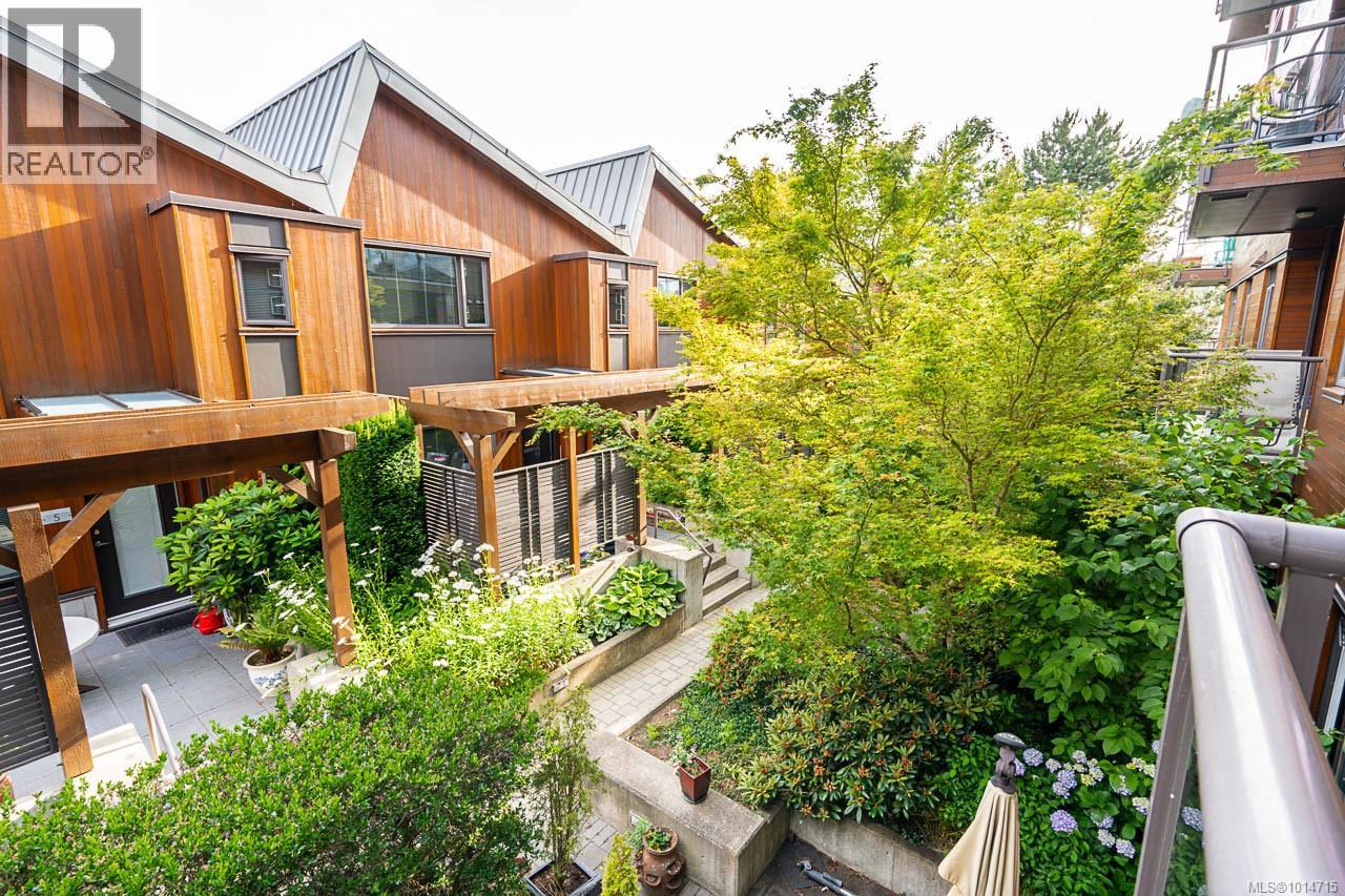 201 3610 Richmond Rd, Saanich