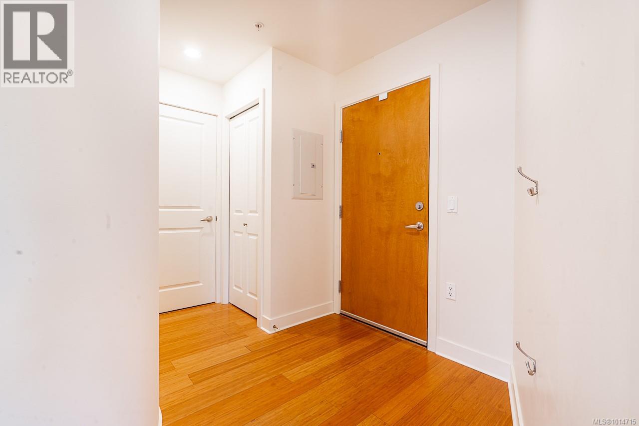 201 3610 Richmond Rd, Saanich