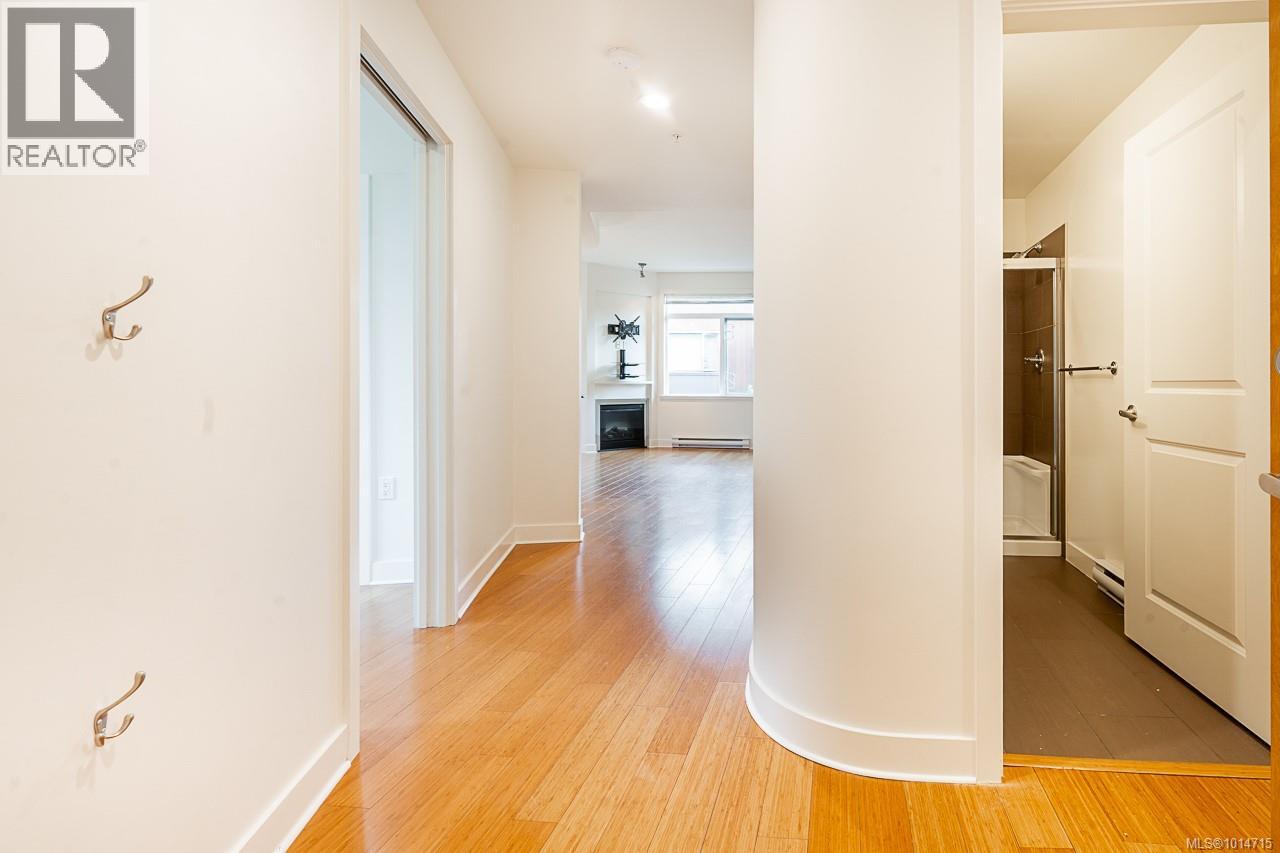 201 3610 Richmond Rd, Saanich