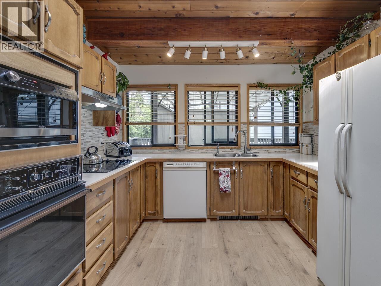 2111 MAMQUAM ROAD, Squamish