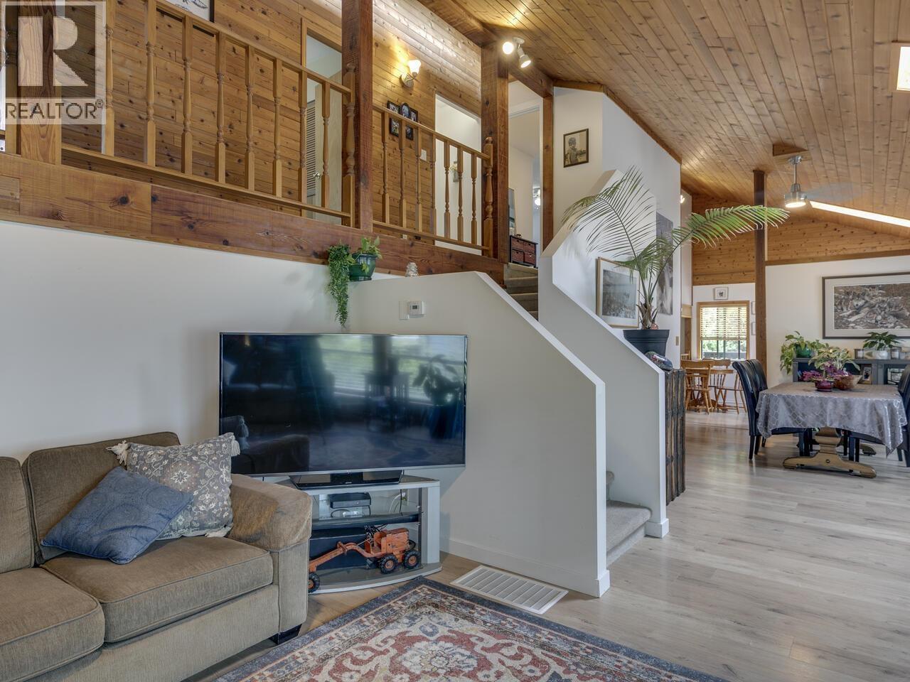 2111 MAMQUAM ROAD, Squamish