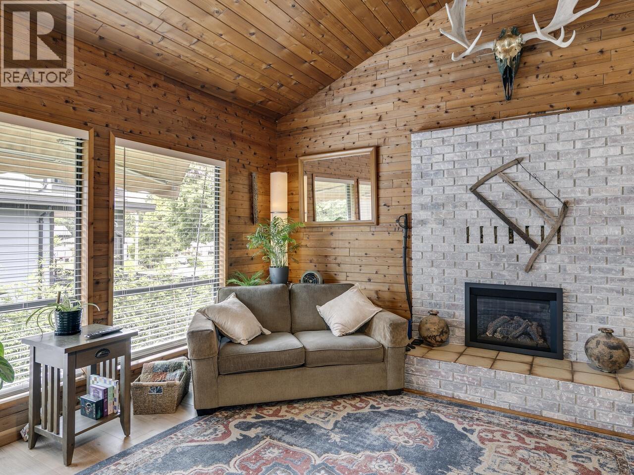 2111 MAMQUAM ROAD, Squamish