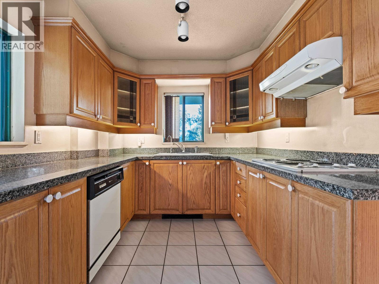 7A 338 TAYLOR WAY, West Vancouver
