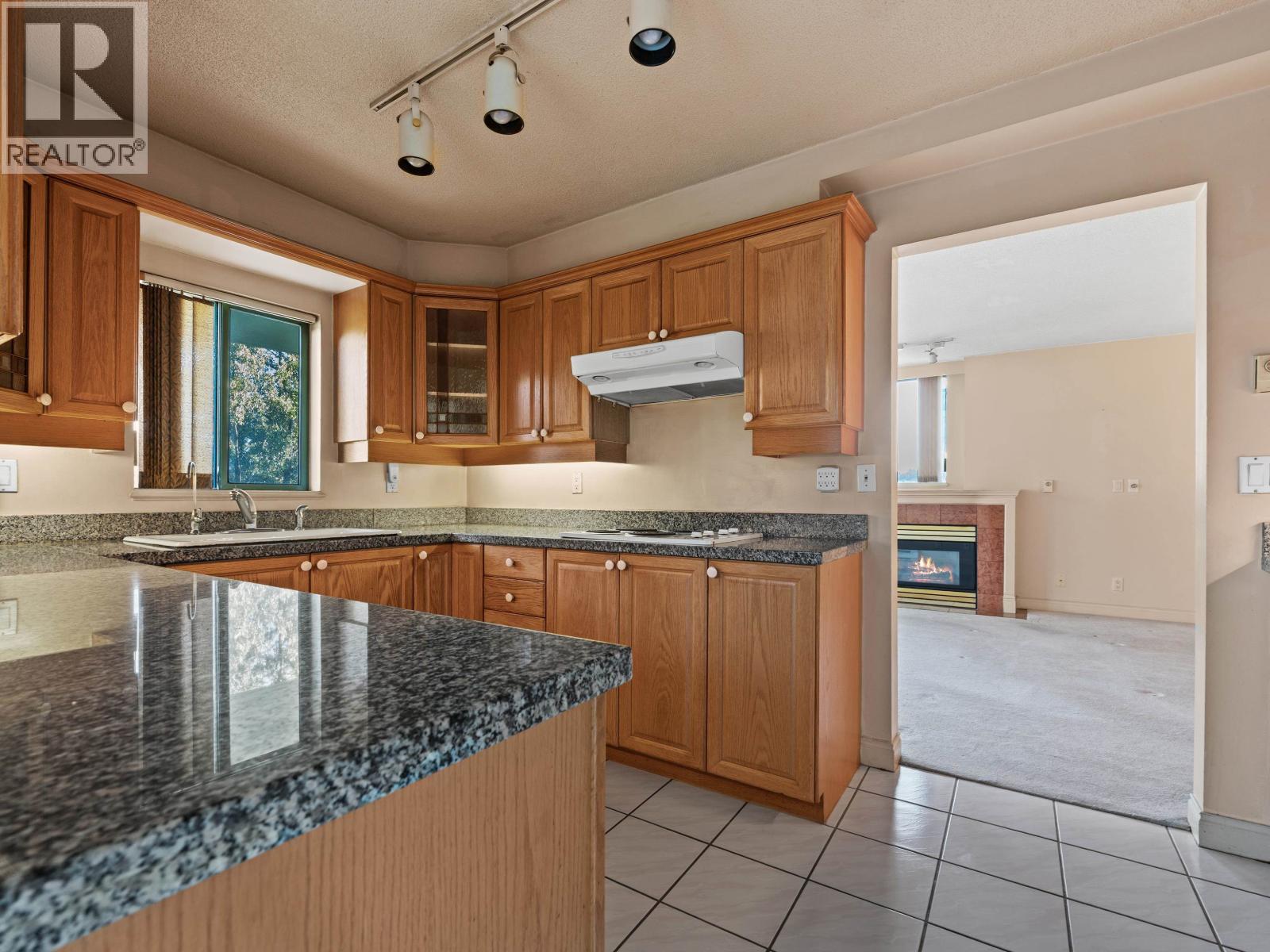7A 338 TAYLOR WAY, West Vancouver