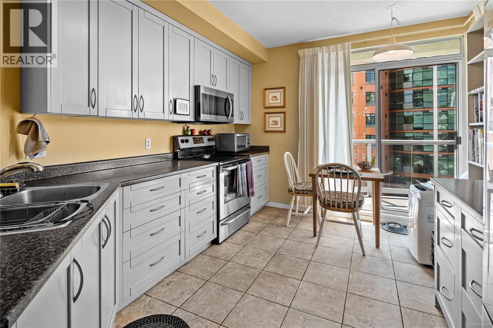 501 1020 View Street, Victoria
