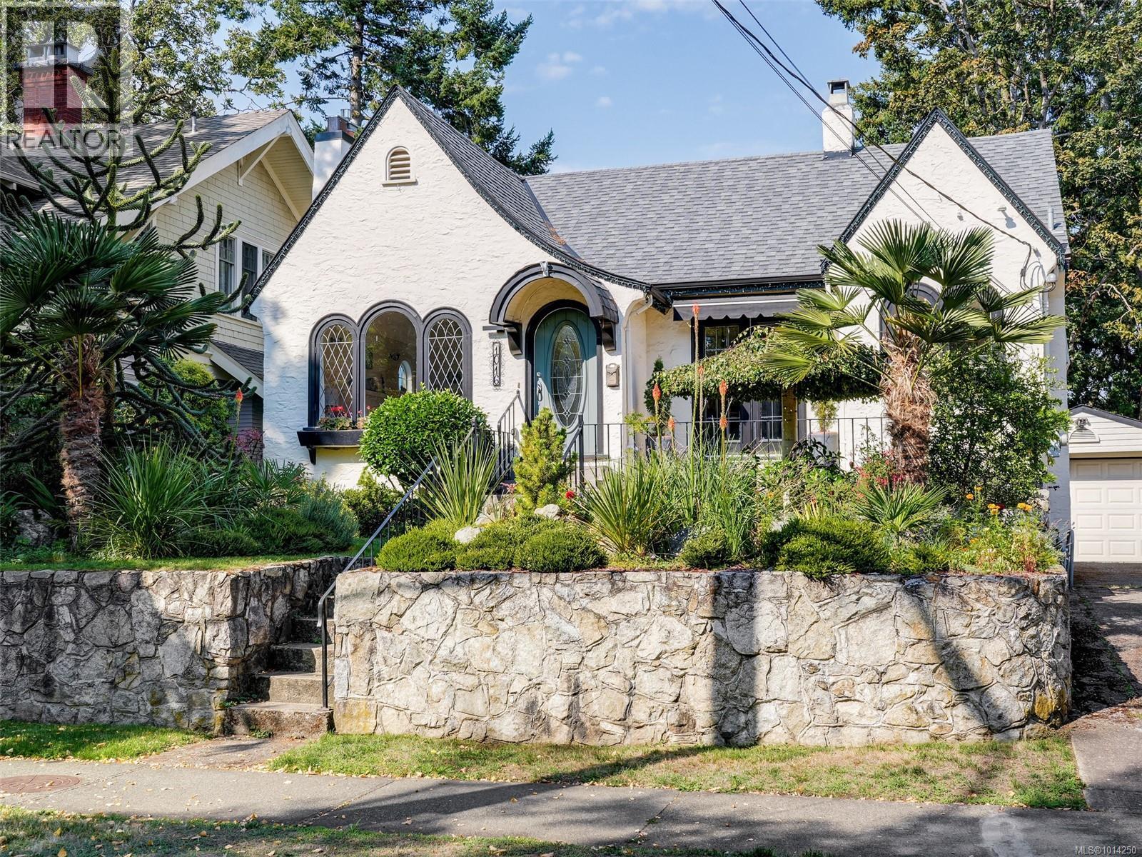 1016 CRAIGDARROCH Rd, Victoria