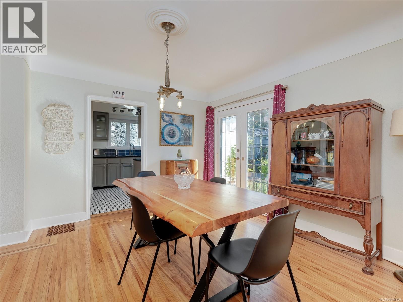 1016 CRAIGDARROCH Rd, Victoria