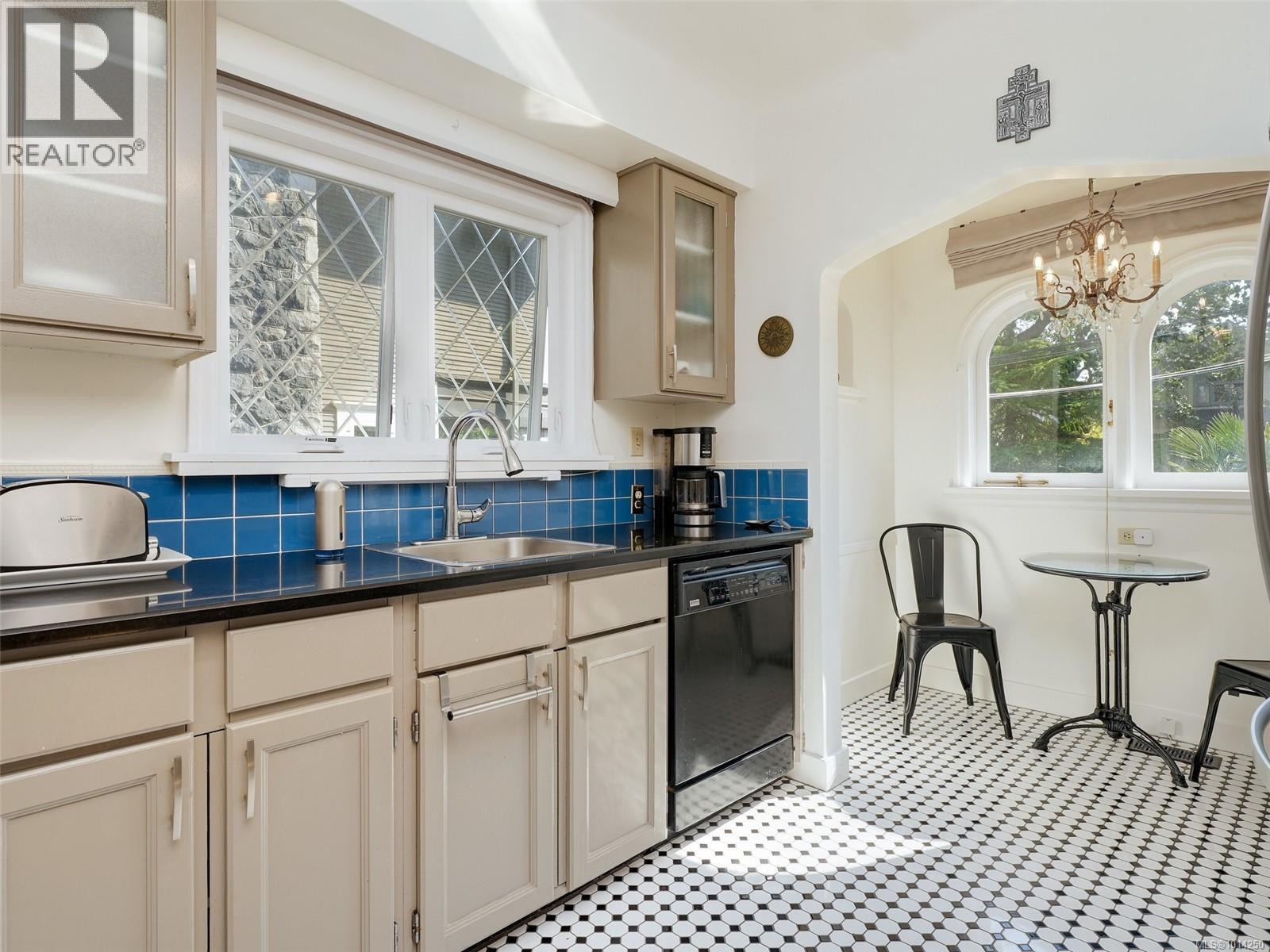 1016 CRAIGDARROCH Rd, Victoria