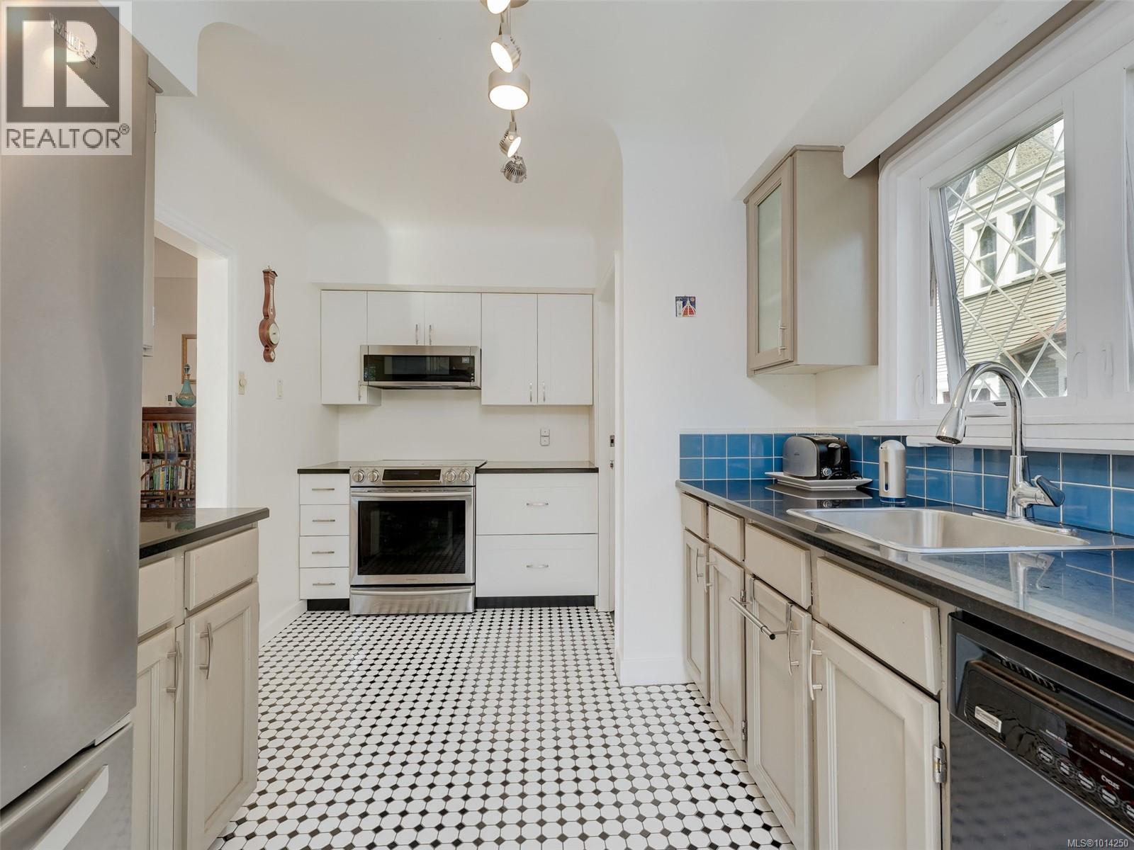 1016 CRAIGDARROCH Rd, Victoria