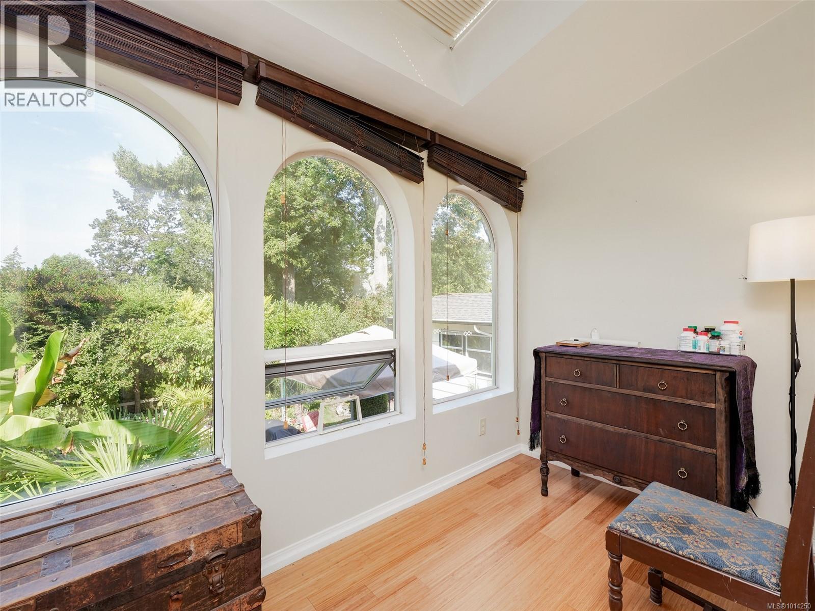 1016 CRAIGDARROCH Rd, Victoria