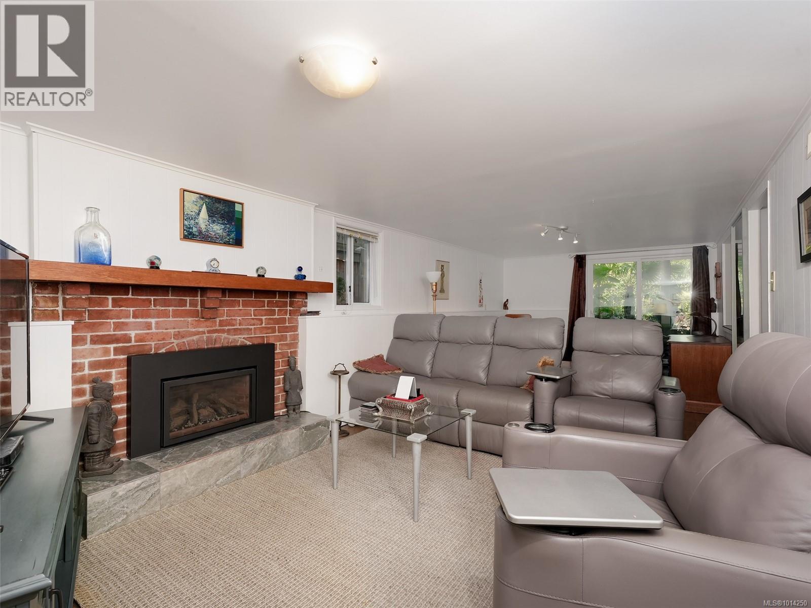 1016 CRAIGDARROCH Rd, Victoria