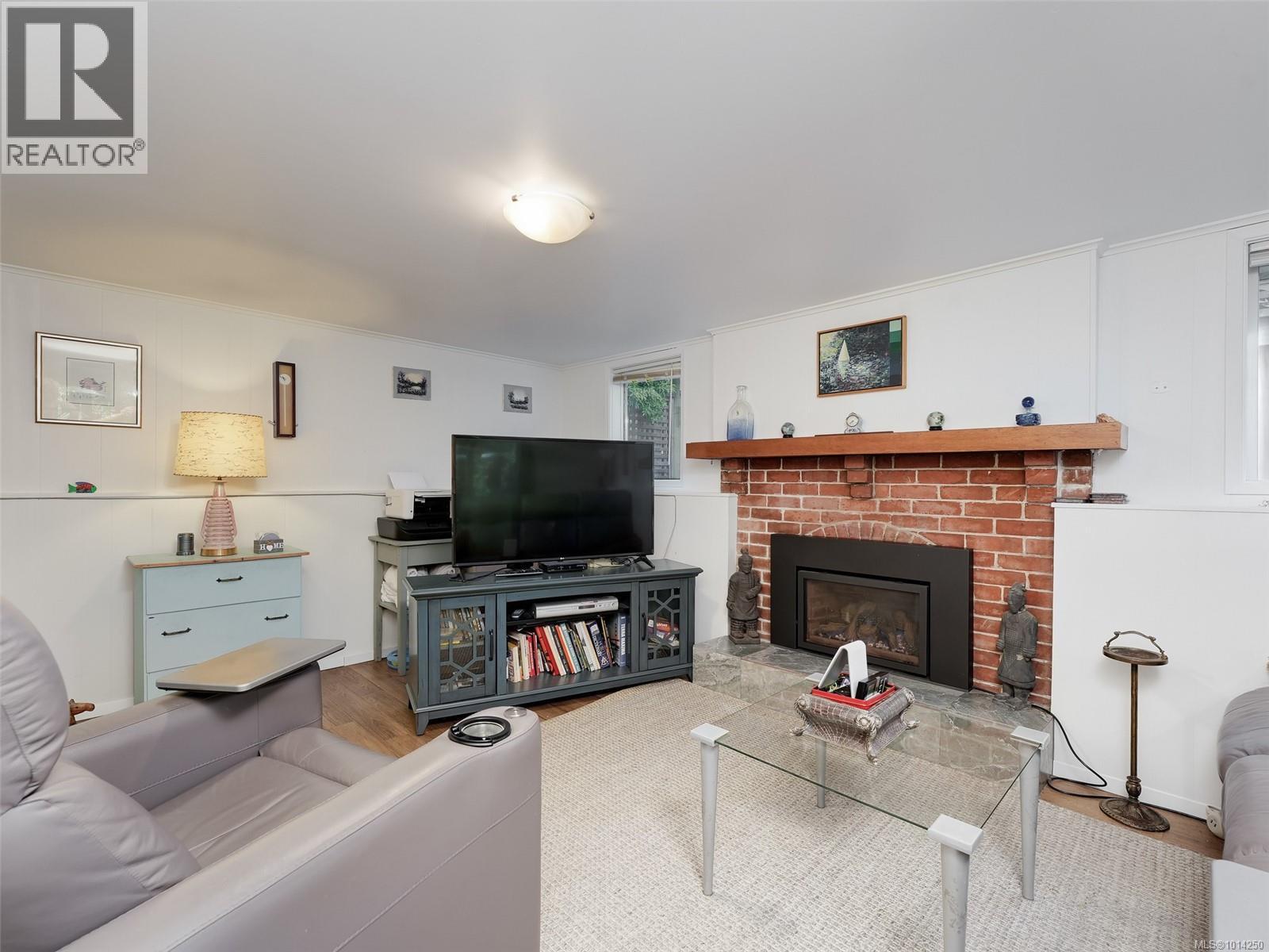 1016 CRAIGDARROCH Rd, Victoria